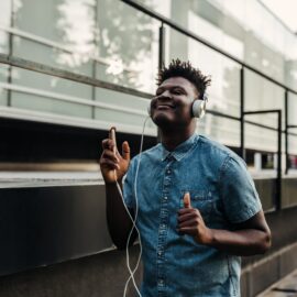 Enjoying city walk and music simultaneity thanks technology